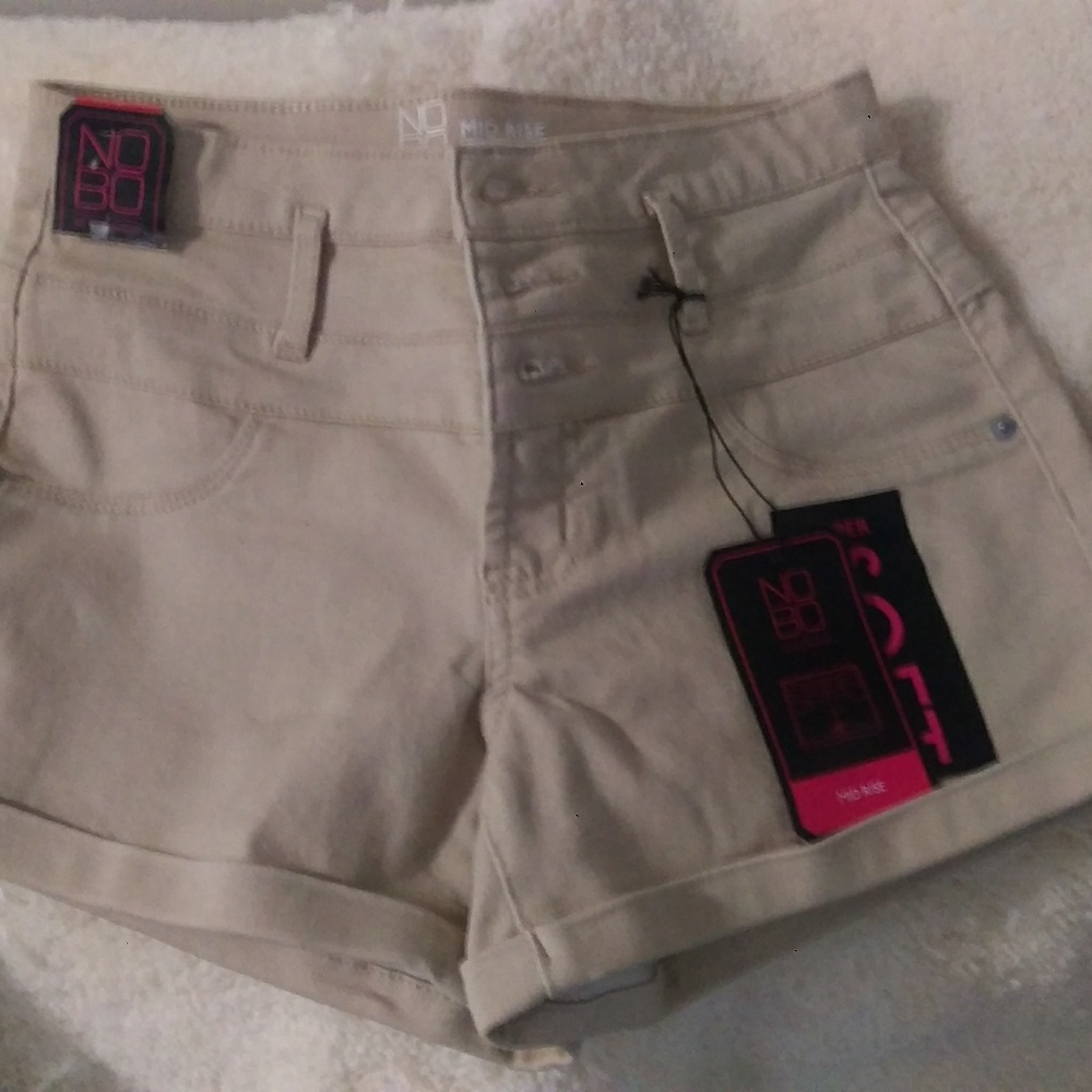 New w/tags No Boundaries Beige Mortise Shorts